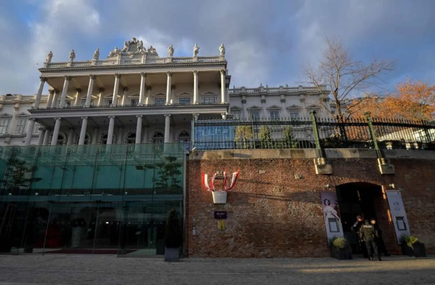 أفراد من الشرطة النمساوية عند مدخل قصر كوبورغ في فيينا حيث تجرى المحادثات النووية (أ.ف.ب)