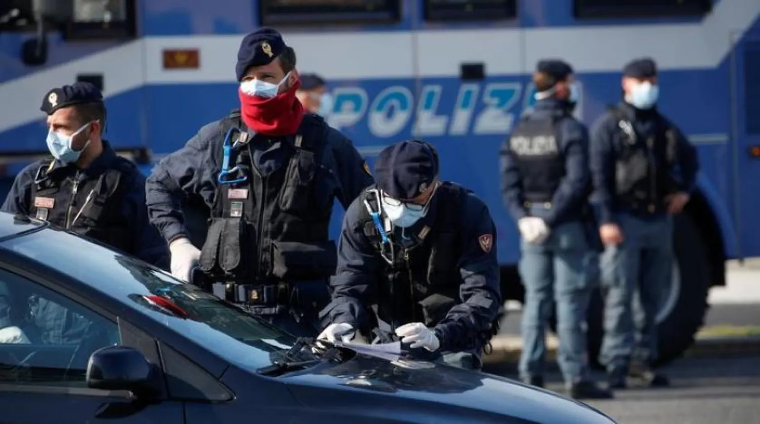 Maskeleri ile çalışan İtalyan polisleri (Reuters-Arşiv)