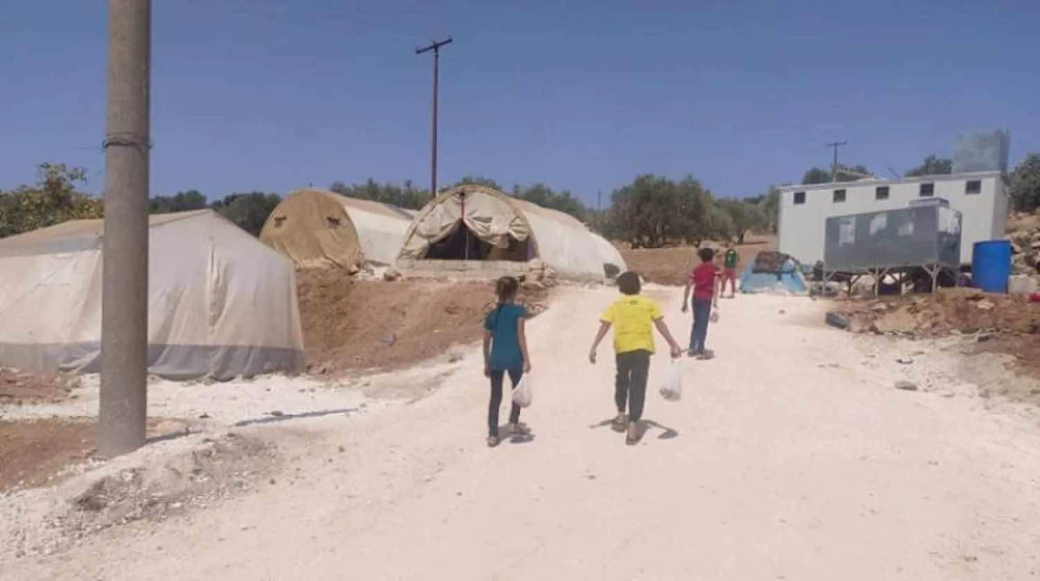 Kuzeybatı Suriye'deki İdlib'de çocuklar, kendilerine sağlanan yardımları aldı (Şarku’l Avsat)