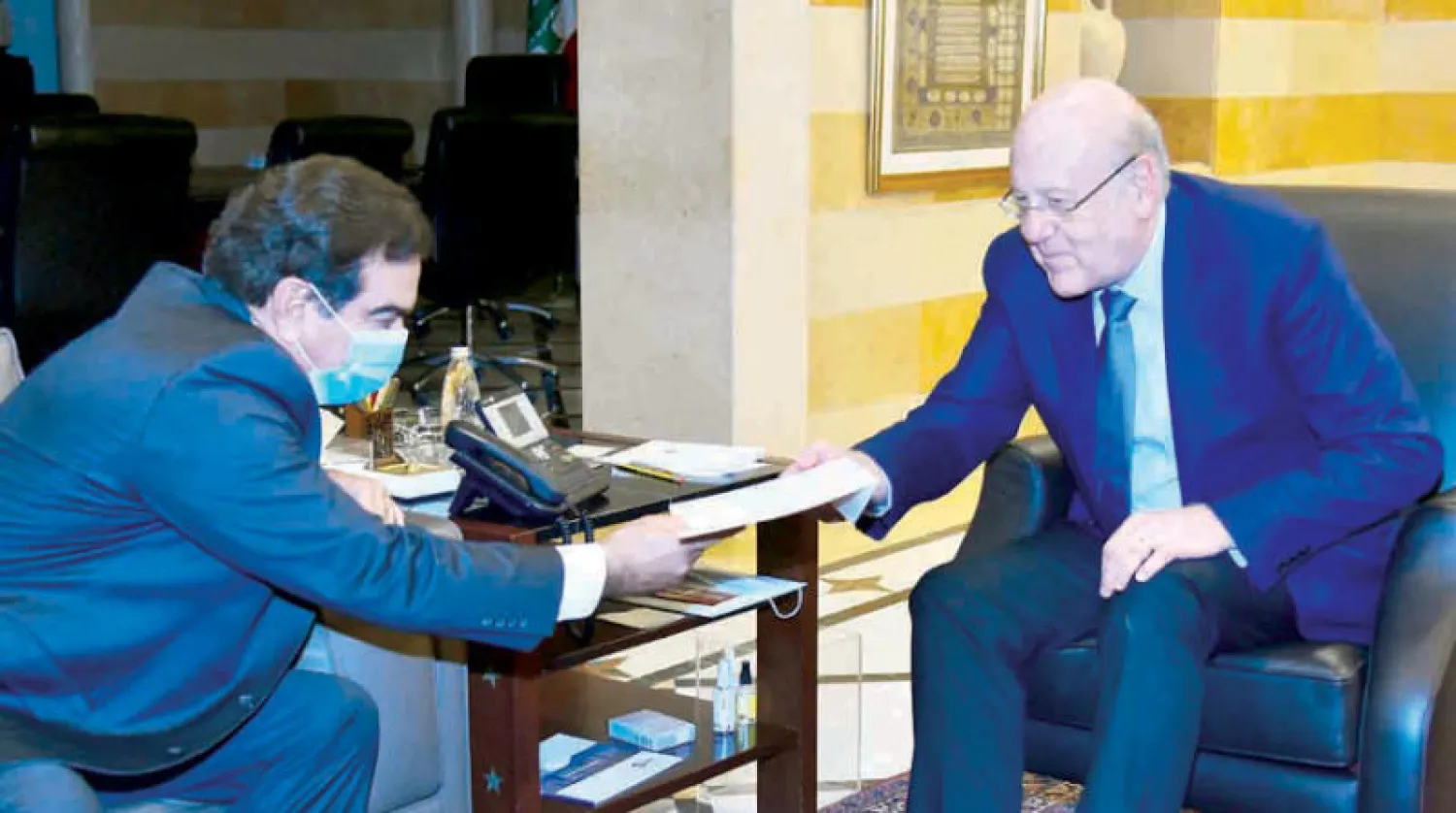 قرداحي يسلم الرئيس نجيب ميقاتي كتاب استقالته أمس (الوكالة الوطنية)