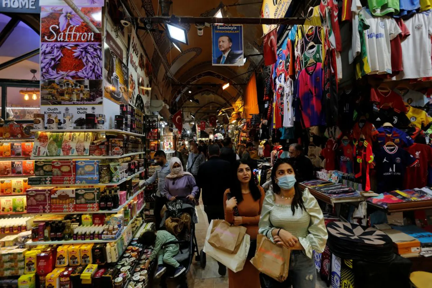 Locals and foreign tourists shop at the Grand Bazaar in Istanbul, Turkey, October 21, 2021. REUTERS/Dilara Senkaya/File Photo

