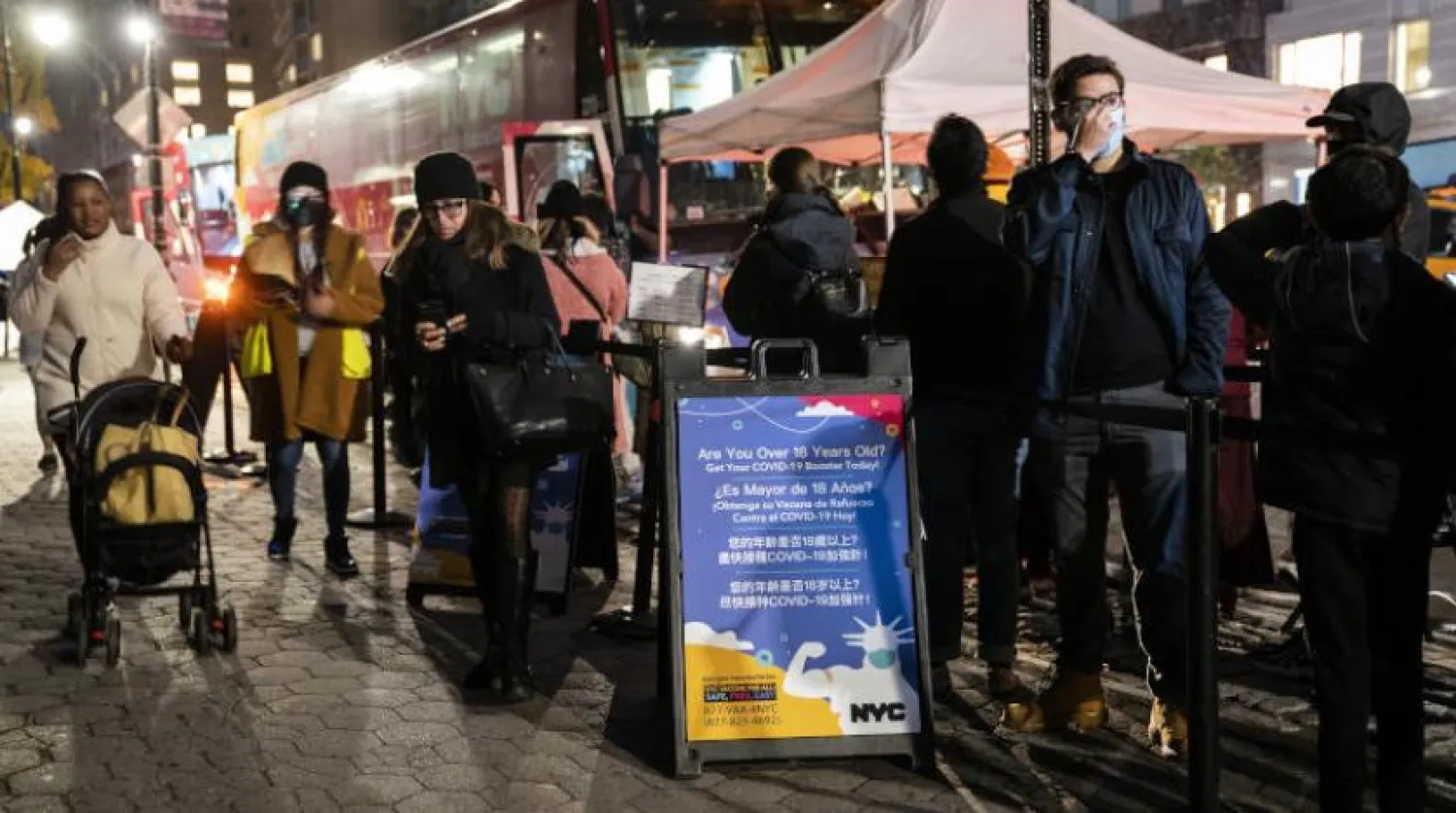 New York’ta aşı olmayı bekleyen insanlar (AP)