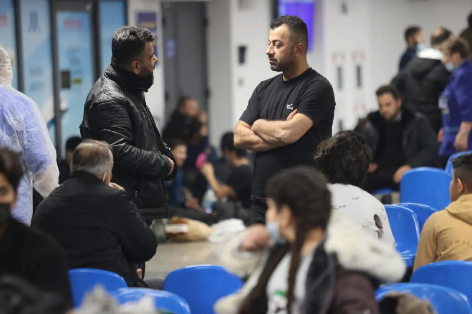 مهاجرون عراقيون في مطار مينسك (إ.ب.أ)