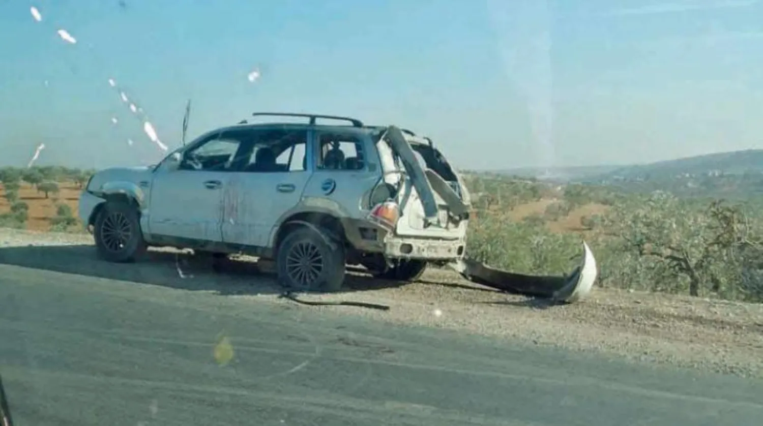Suriye’nin kuzeybatısındaki İdlib kırsalında bir motosikleti hedef alan hava saldırısında zarar gören bir arazi aracı (İdlib Haberleri)