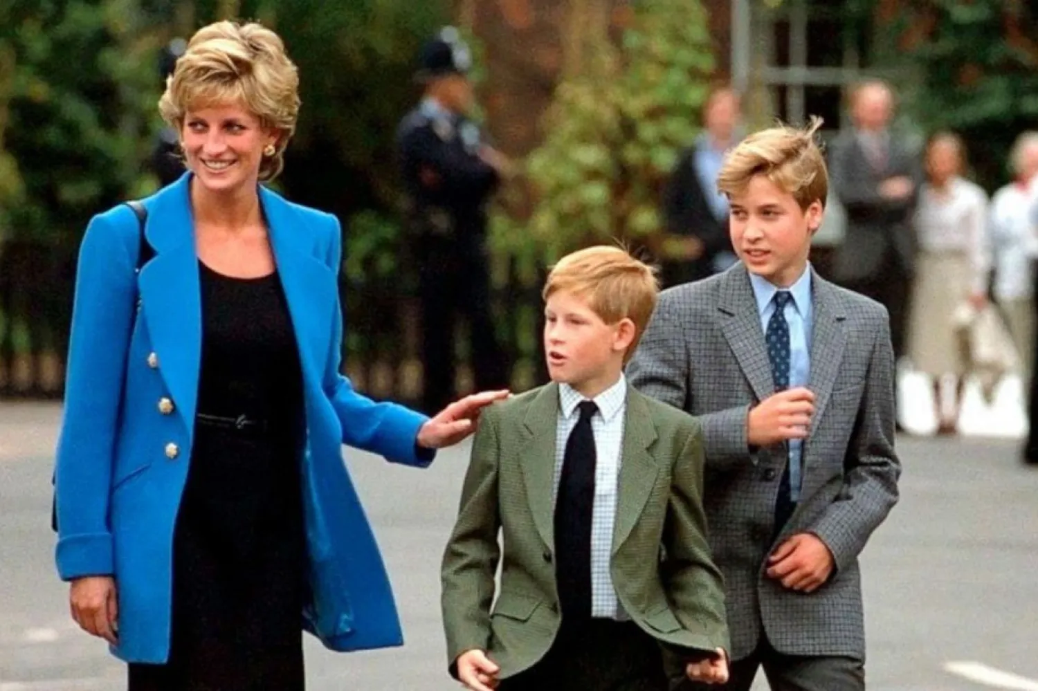 Prenses Diana, oğulları Prens Harry ve Prens William'a 9 Haziran 1995'te Eton College'a giderken eşlik ediyor (AP)