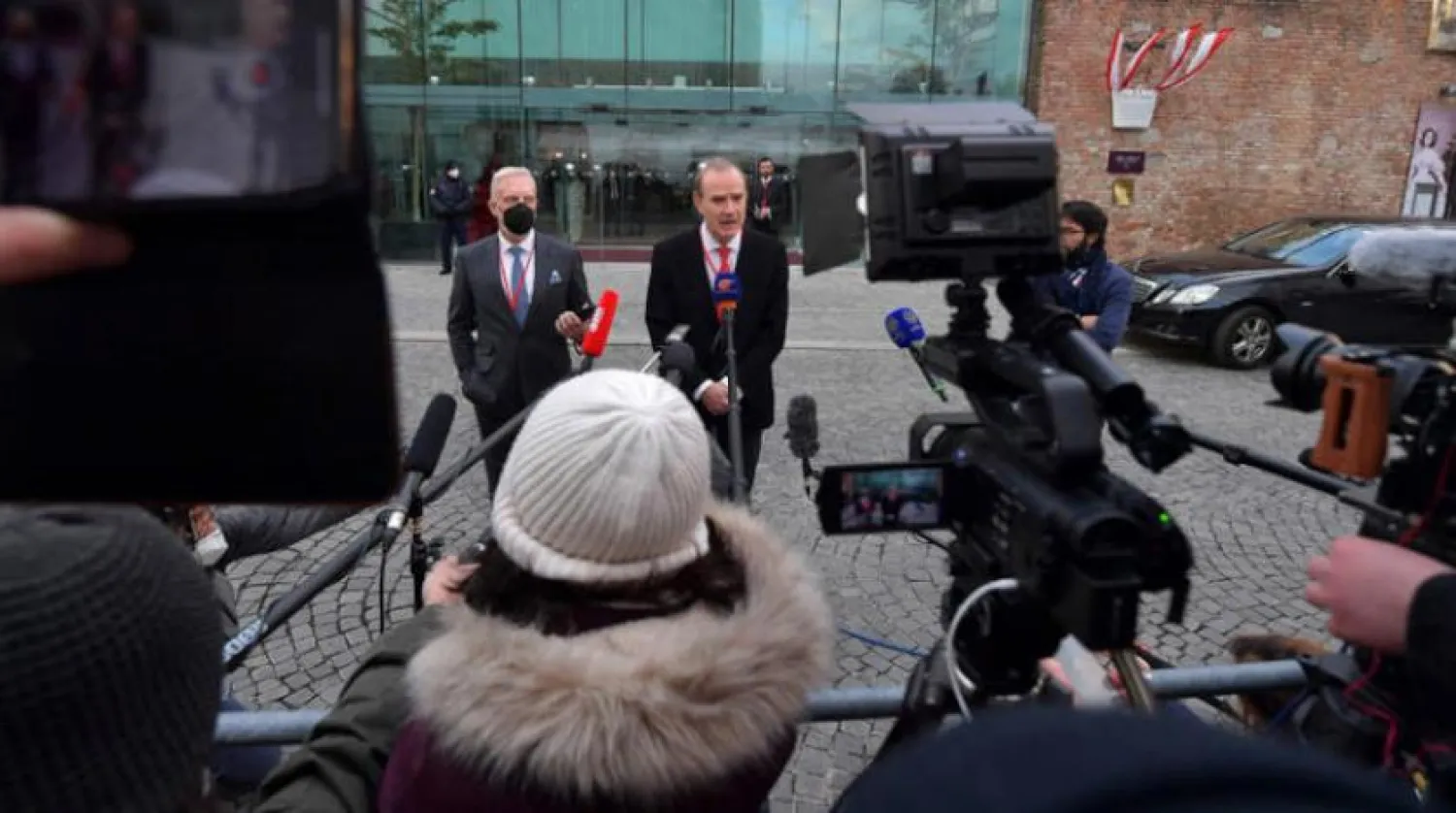 Avrupalı müzakereci Enrique Mora Viyana’da 7’nci nükleer müzakere turunun bitmesinin ardından gazetecilere açıklamalarda bulunuyor (AFP)