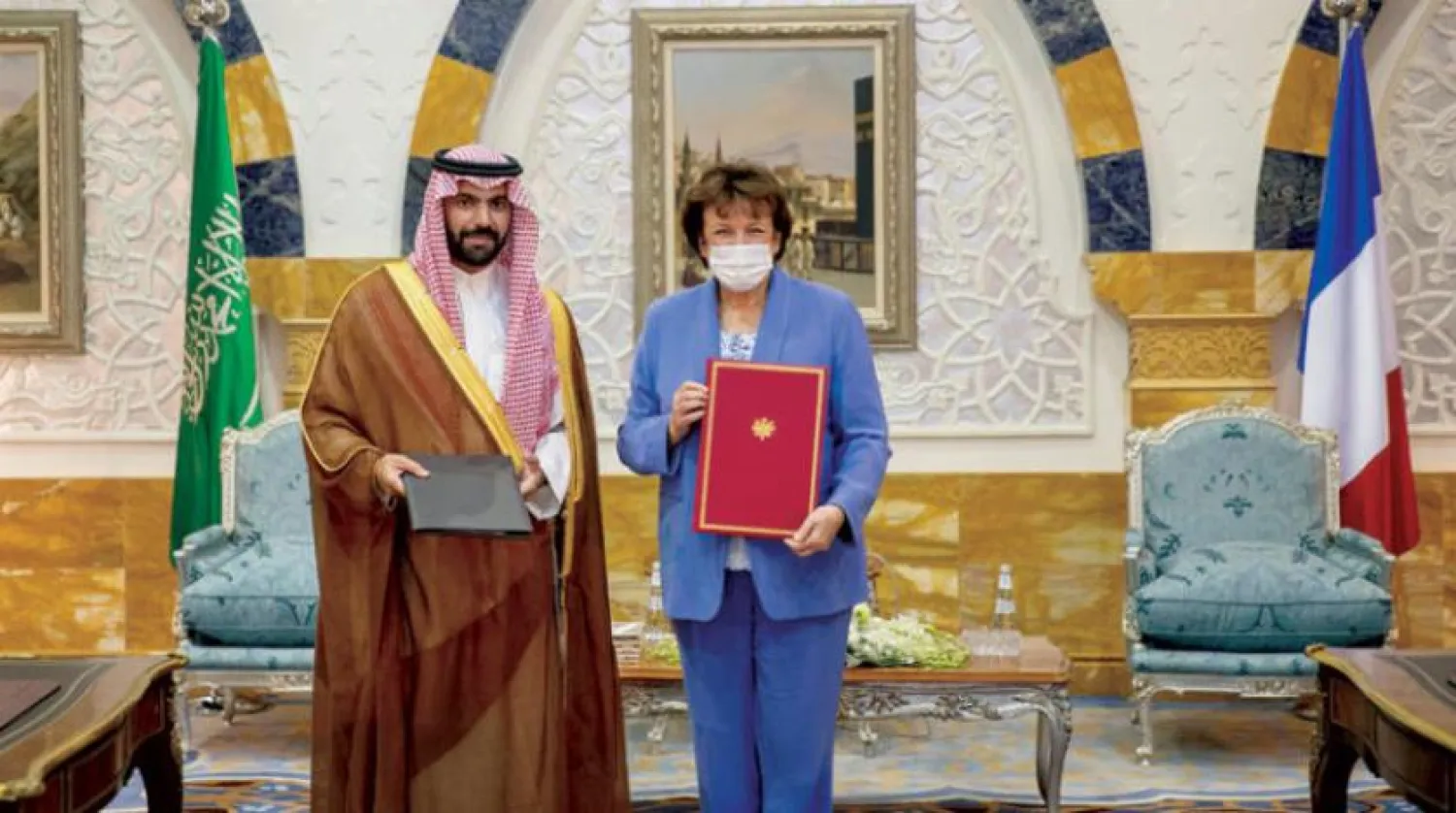 Suudi Arabistan Kültür Bakanı Prens Bedr bin Abdullah bin Farhan ve Fransa Kültür Bakanı Roselyne Bachelot-Narquin dün Cidde’de mutabakat zaptını imzaladıktan sonra (SPA)