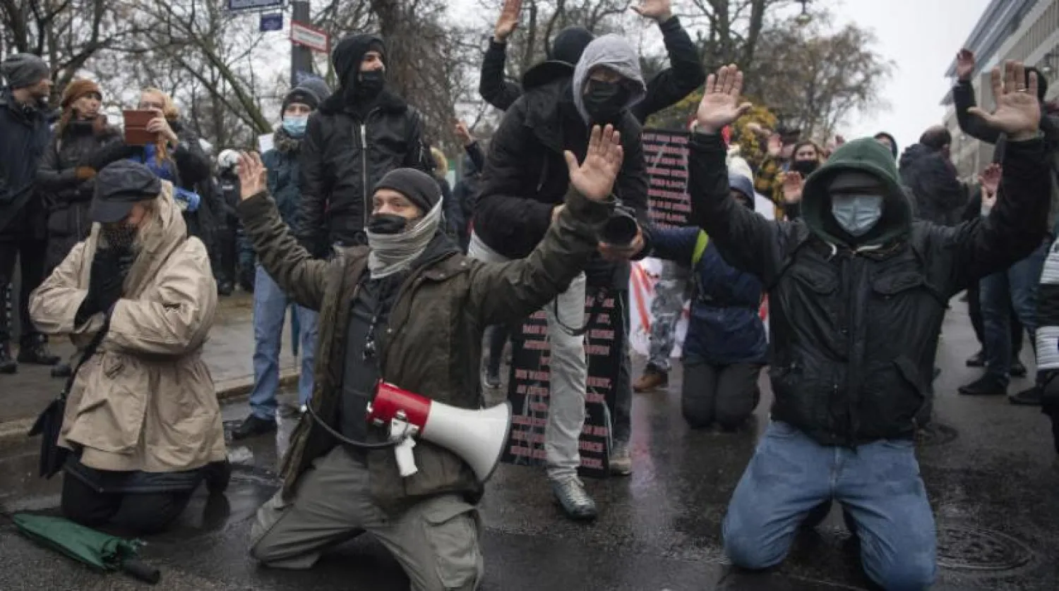 Almanya’da koronavirüs kısıtlamalarına karşı düzenlenen protesto (AP)