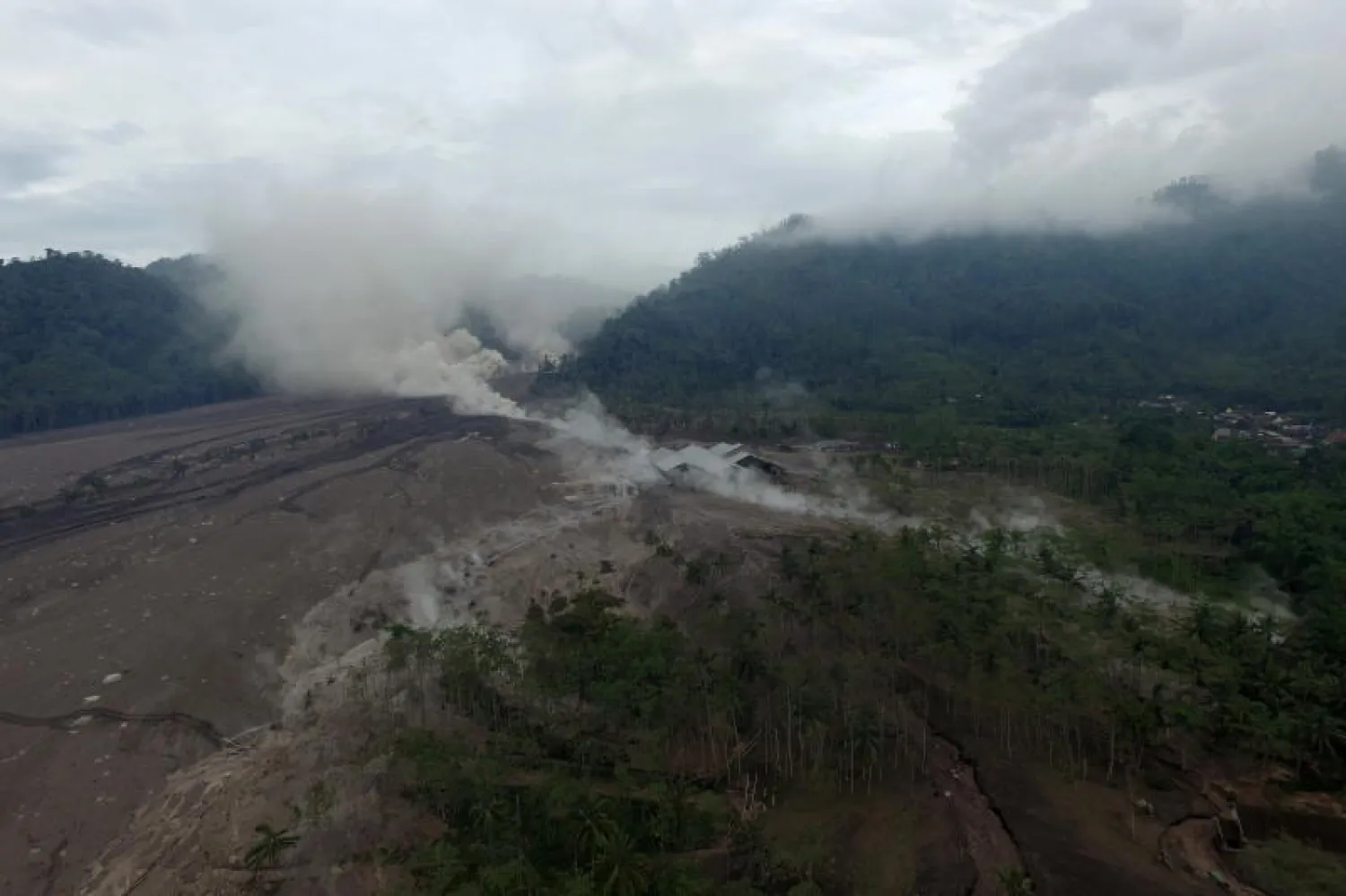 مشهد يظهر تصاعد الدخان من بركان سيميرو في إندونيسيا (رويترز)