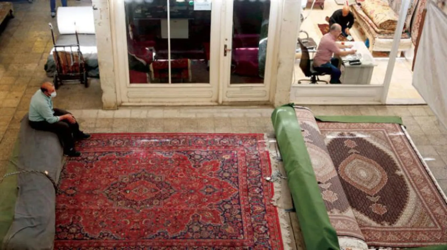 İran riyali, Viyana müzakerelerinde bir takım güçlüklerle karşılaşıldığına dair haberlerin ardından değer kaybederken, piyasalar vatandaşların satın alma gücündeki düşüşten zarar gördü. (EPA)