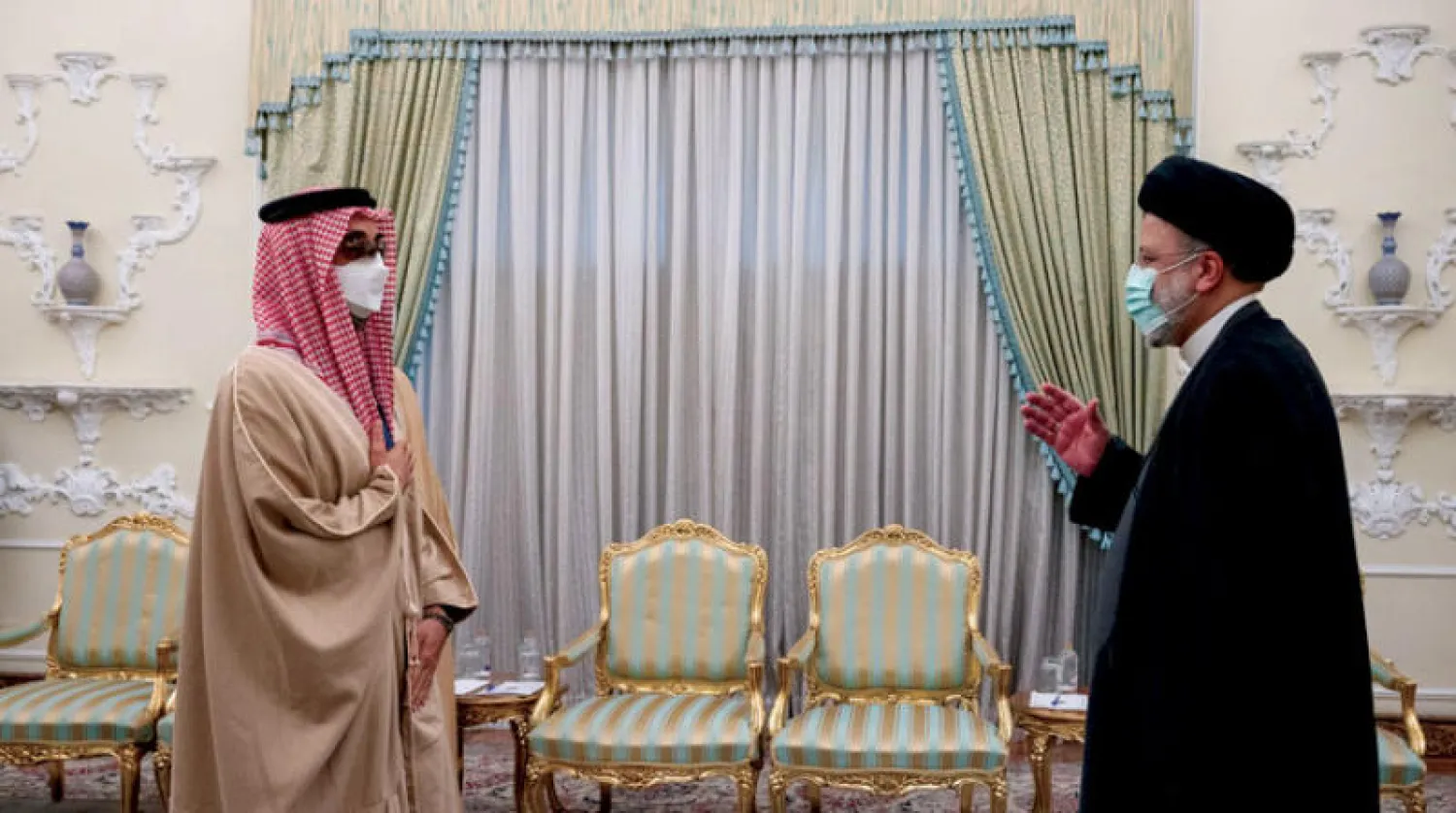 رئيسي مرحباً بطحنون بن زايد في طهران أمس (وام)