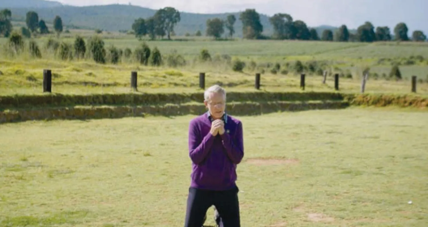 من الفيلم الفائز بذهبية القاهرة «ثقب في السياج»