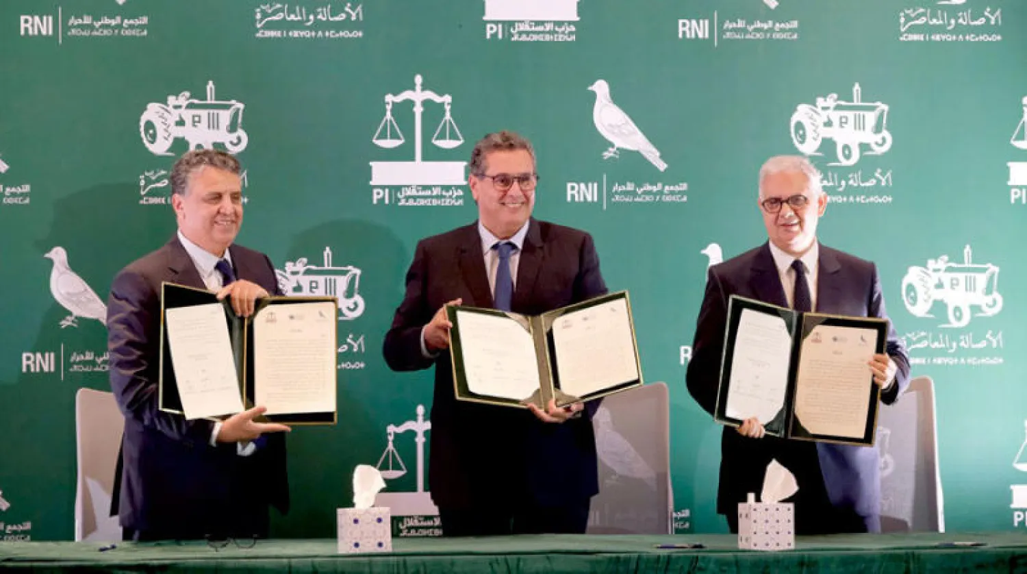 قادة التحالف الحكومي لدى توقيعهم «ميثاق الغالبية» في الرباط أمس