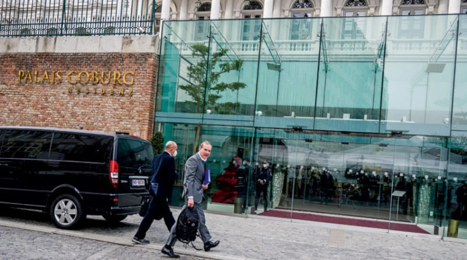 إنريكي مورا منسق الاتحاد الأوروبي لدى وصوله إلى قصر كوربوغ للمشاركة في محادثات فيينا الأسبوع الماضي (إ.ب.أ)