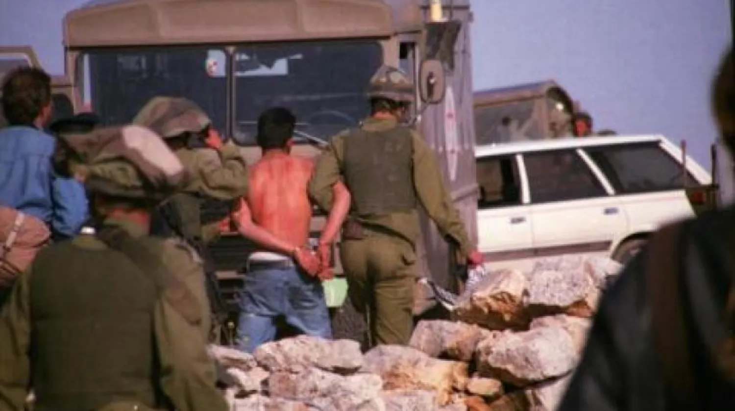 İsrail güçleri tarafından gözaltına alınan bir Filistinli (WAFA-Arşiv)