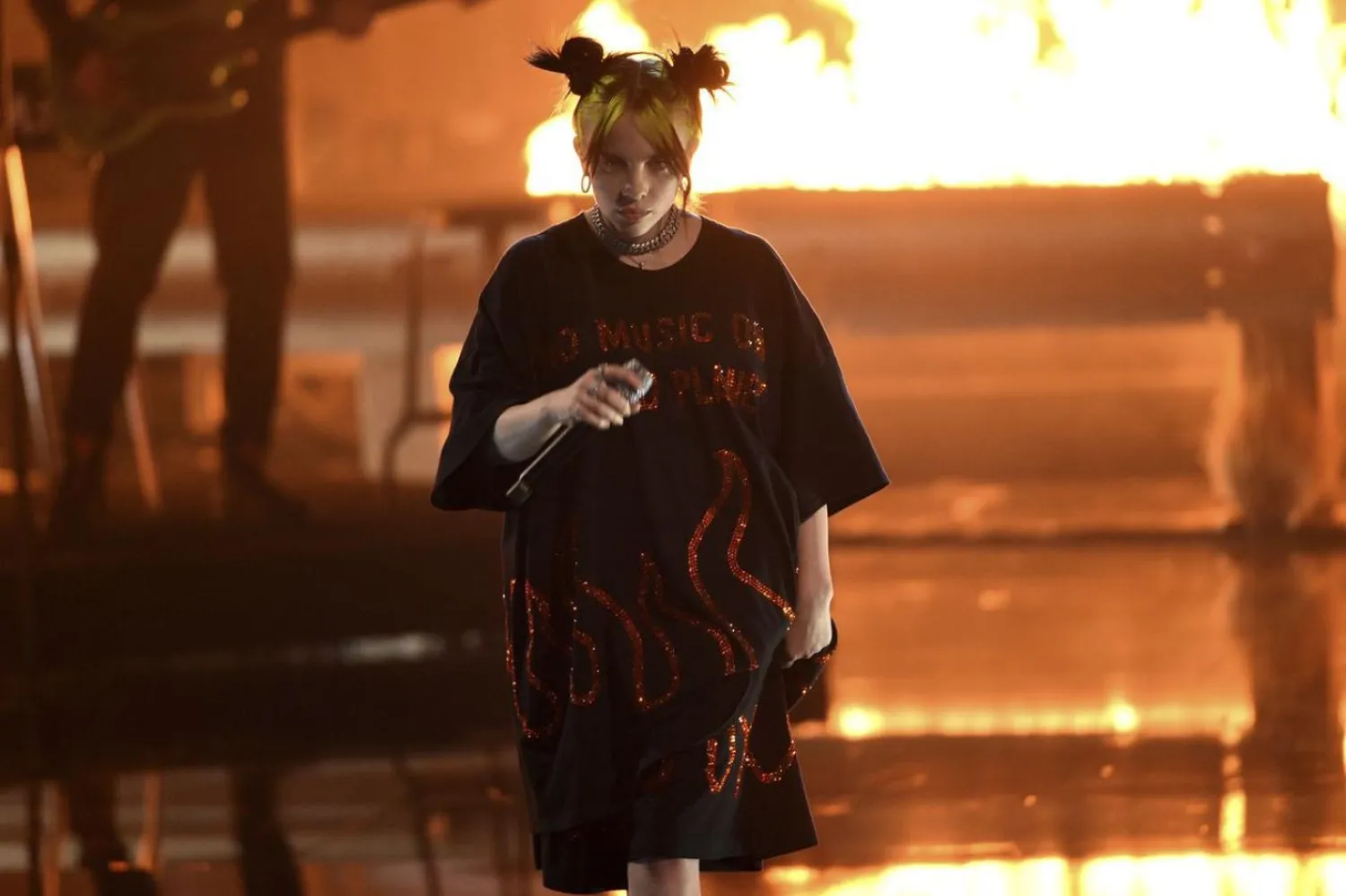 Billie Eilish, 2019'da düzenlenen Amerikan Müzik Ödülleri töreninde all the good girls go to hell parçasını seslendirmişti (AP)