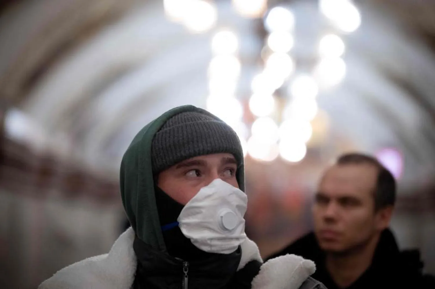 رجل يضع قناع الوقاية ضد فيروس «كورونا» في موسكو (أ.ف.ب)