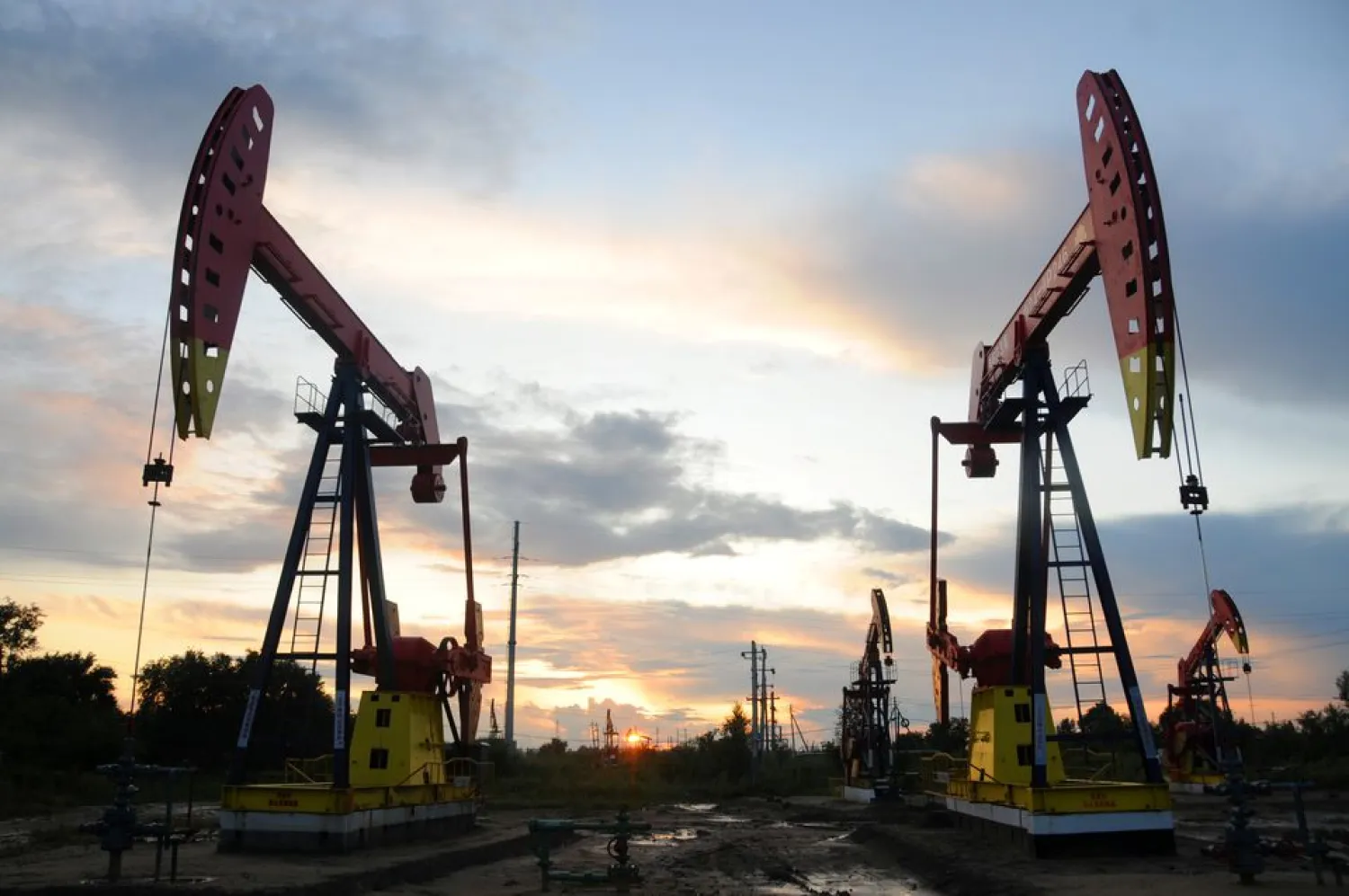 Pumpjacks are seen during sunset at the Daqing oil field in Heilongjiang province, China August 22, 2019. REUTERS/Stringer/Files