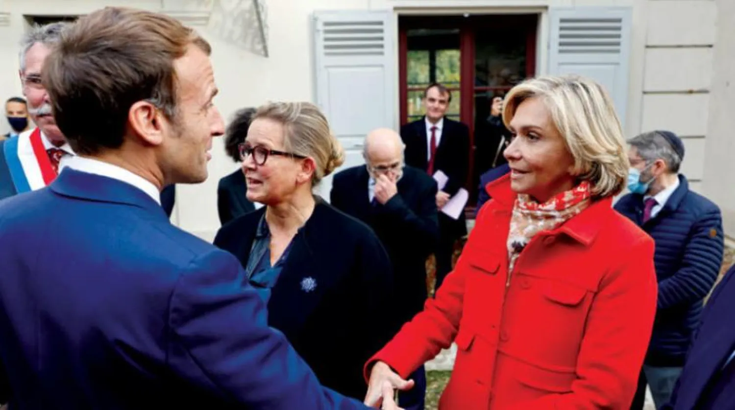 Macron, sağcı Cumhuriyetçi aday Valerie Pecresse ile tokalaşıyor (Reuters)