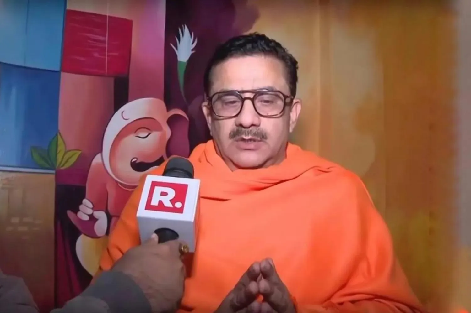 Wasim Rizvi'nin Hinduizm'e geçiş törenii, Uttar Pradeş eyaletine bağlı Ghaziabad kentindeki Dasna Devi tapınağında yapıldı (YouTube / Republic Bharat)