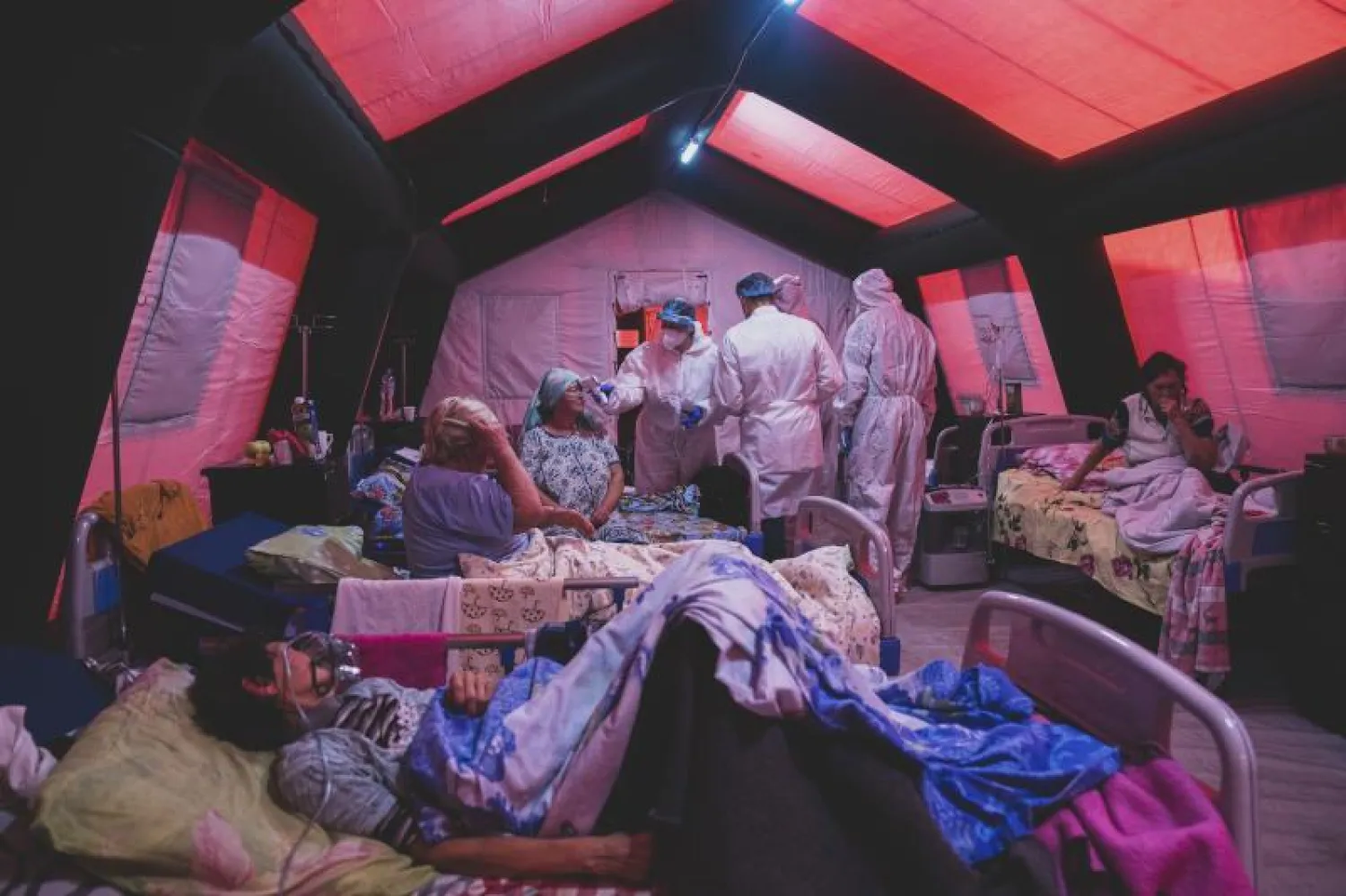 فريق طبي يعالج أشخاصا مصابين بفيروس كورونا في أوكرانيا (أ.ب)