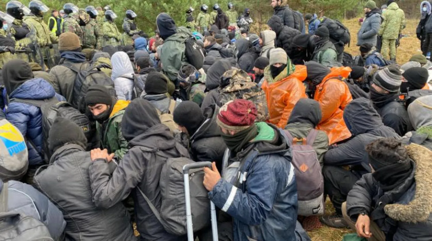 Polonya-Belarus sınırında toplanan göçmenler (DPA)