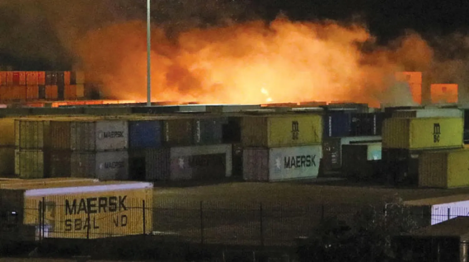 نيران في مستودع ميناء اللاذقية غرب سوريا بعد قصف إسرائيلي فجر أمس (أ.ف.ب)