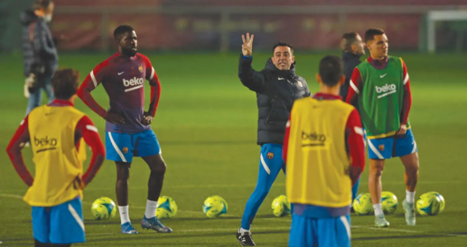 تشافي يحفز لاعبي برشلونة قبل خوض الاختبار المصيري أمام بايرن ميونيخ (رويترز)