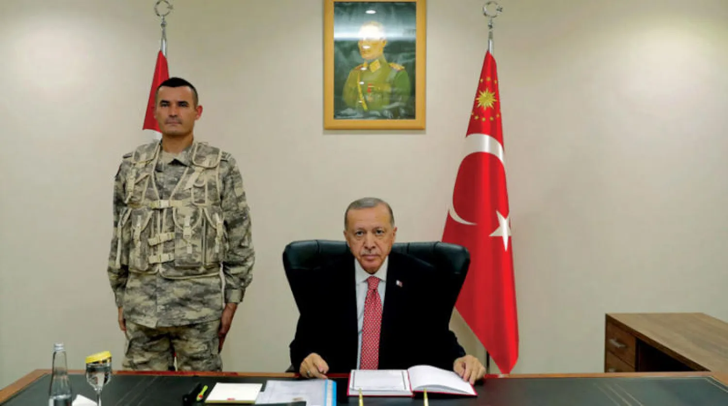 أظهر استطلاع للرأي في تركيا أن التحالف المؤيد للرئيس رجب طيب إردوغان سيخسر الانتخابات المقبلة في مواجهة تحالف أحزاب المعارضة. وهذه الصورة وزعتها الرئاسة التركية لإردوغان خلال زيارته قطر أمس (أ.ف.ب)