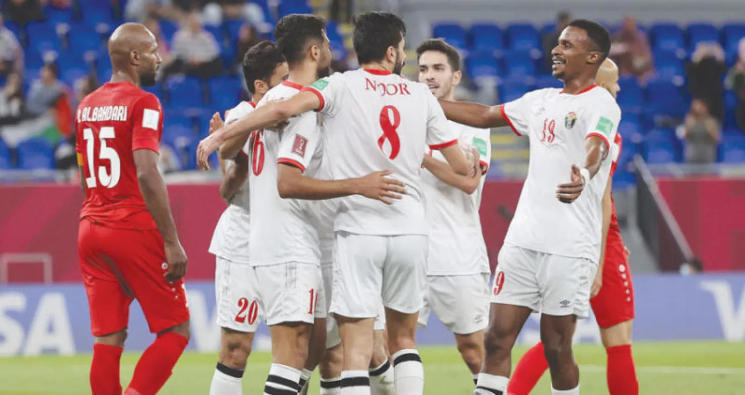 لاعبو الأردن يحتفلون بأحد الأهداف في شباك فلسطين يوم أمس (أ.ف.ب)