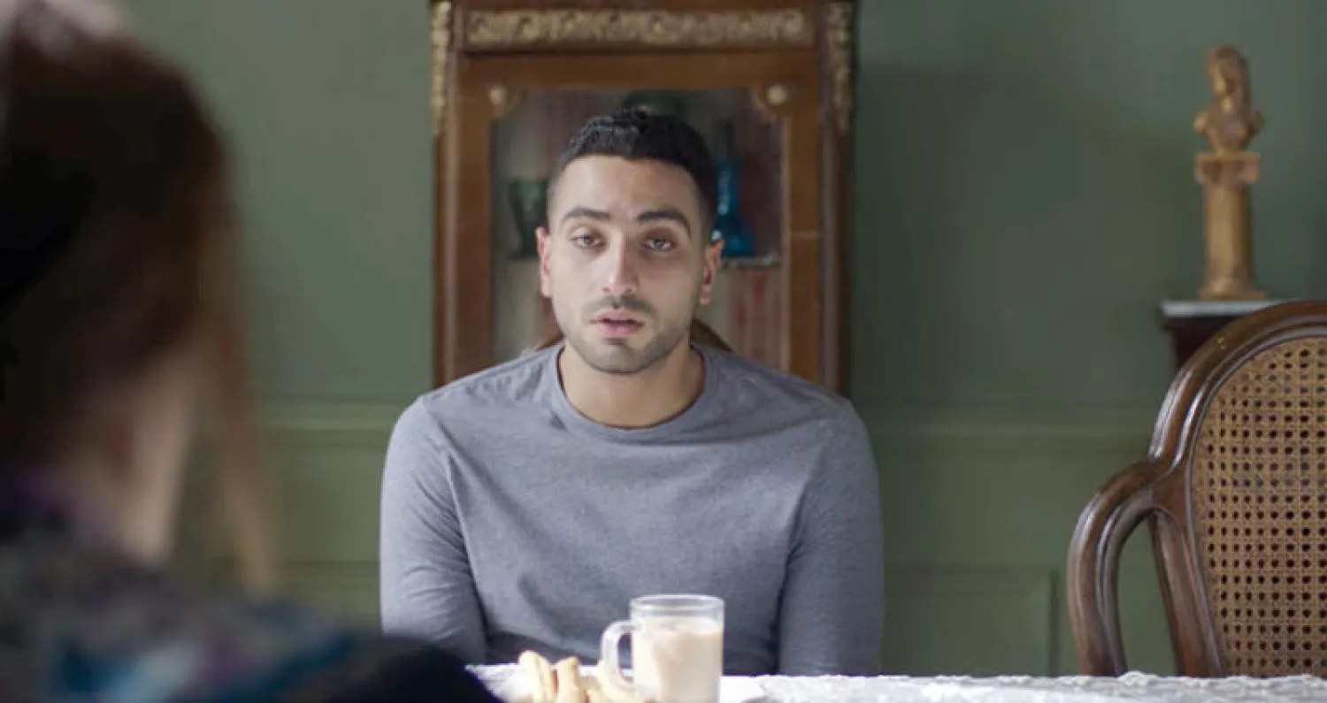 «فرق خبرة»... مفارقات رومانسية مغلفة بالكوميديا