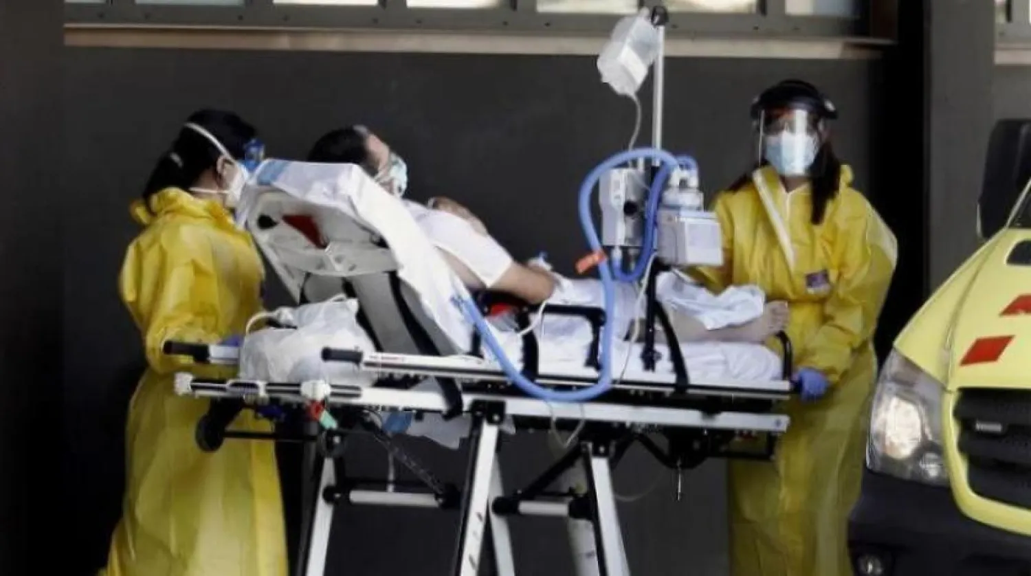 İspanya’nın Barselona kentindeki bir hastaneye nakledilen hasta (EPA)