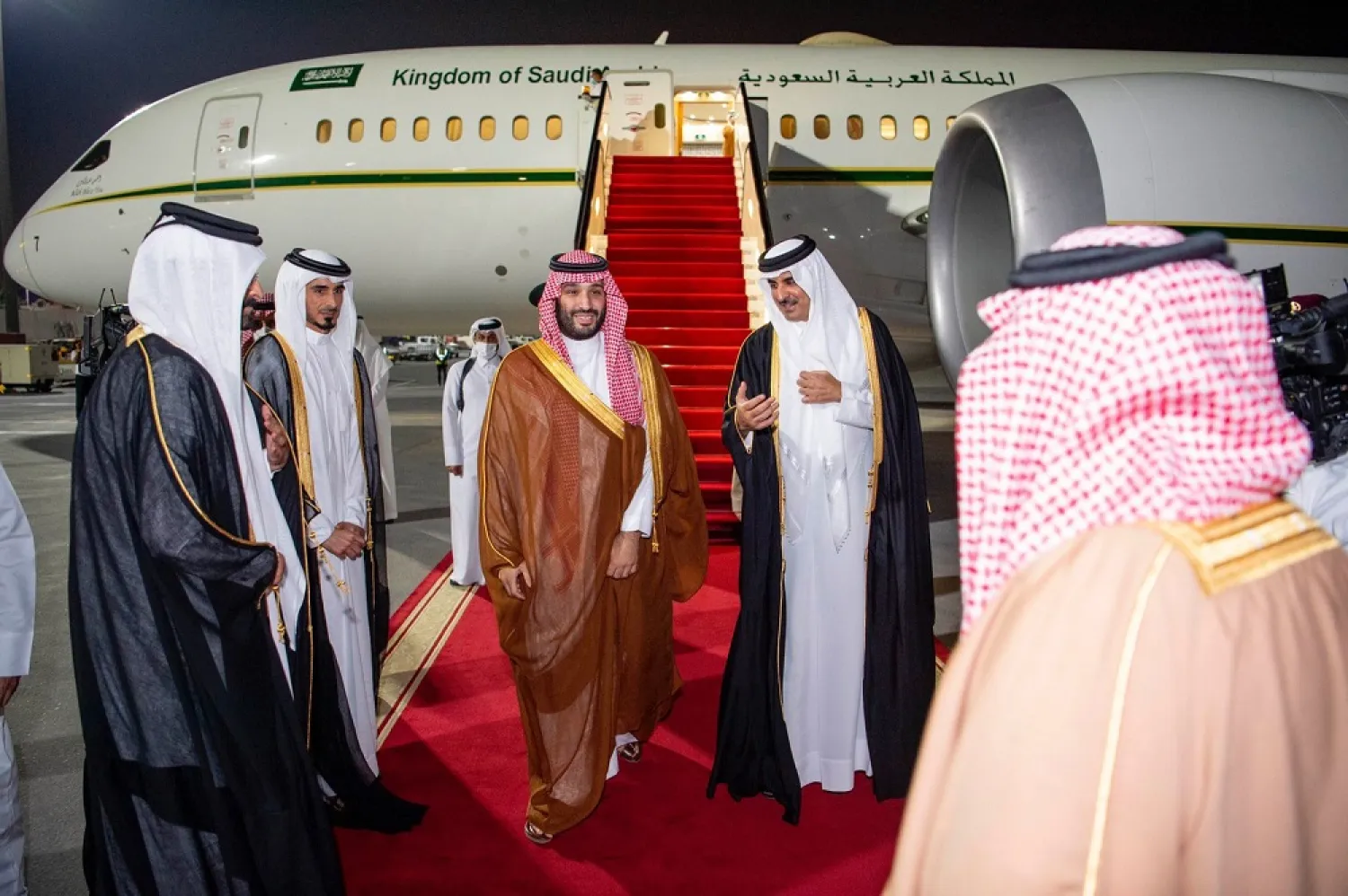 Crown Prince Mohammed bin Salman is welcomed in Qatar by Emir Sheikh Tamim bin Hamad Al Thani. (SPA)