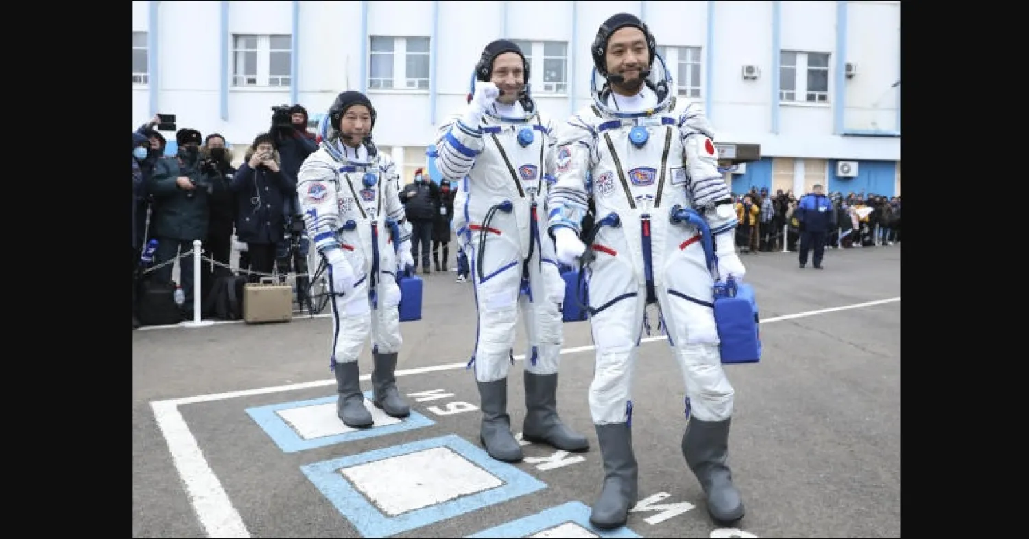 الملياردير الياباني يوساكو مايزاوا (يسار) ومساعده يوزو هيرانو (يمين) ورائد الفضاء ألكسندر ميسوركين (أ.ب)