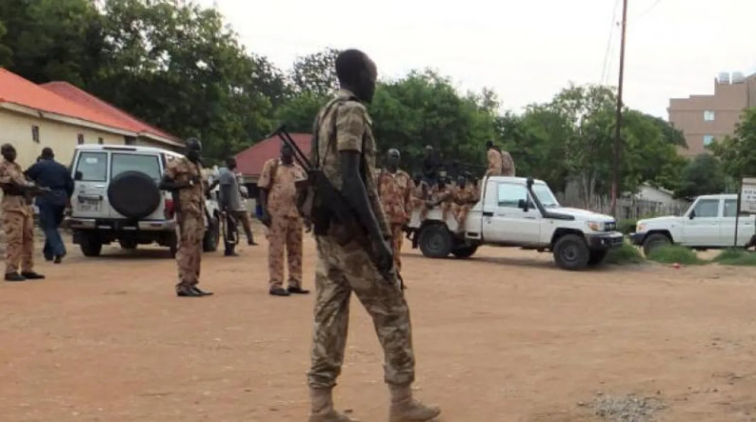 أحد عناصر الأمن خلال مواجهات مسلحة في شوارع جوبا (أرشيفية)