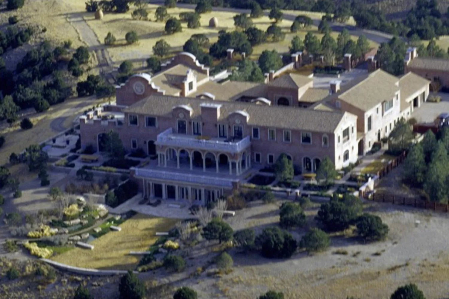 New Mexico'daki "Zorro Çiftliği" reşit olmayan kızların tacirliğini yaptığı iddia edilen itibarını yitirmiş finansçı Jeffrey Epstein tarafından kullanılıyordu (ABD Adalet Bakanlığı)