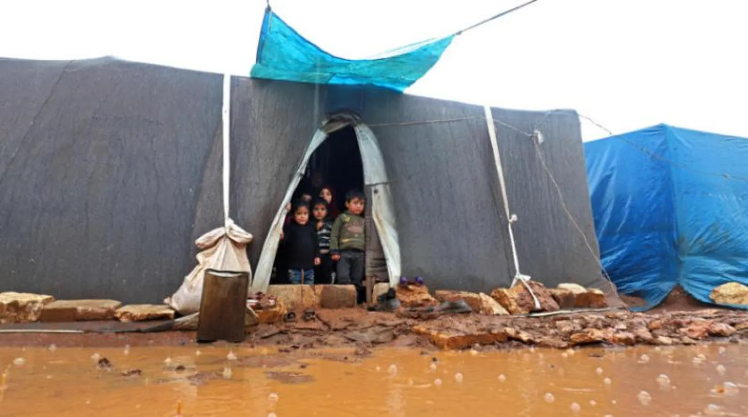 Suriye'nin kuzeybatısındaki İdlib kırsalında yerinden edilmiş Suriyeliler (AFP)