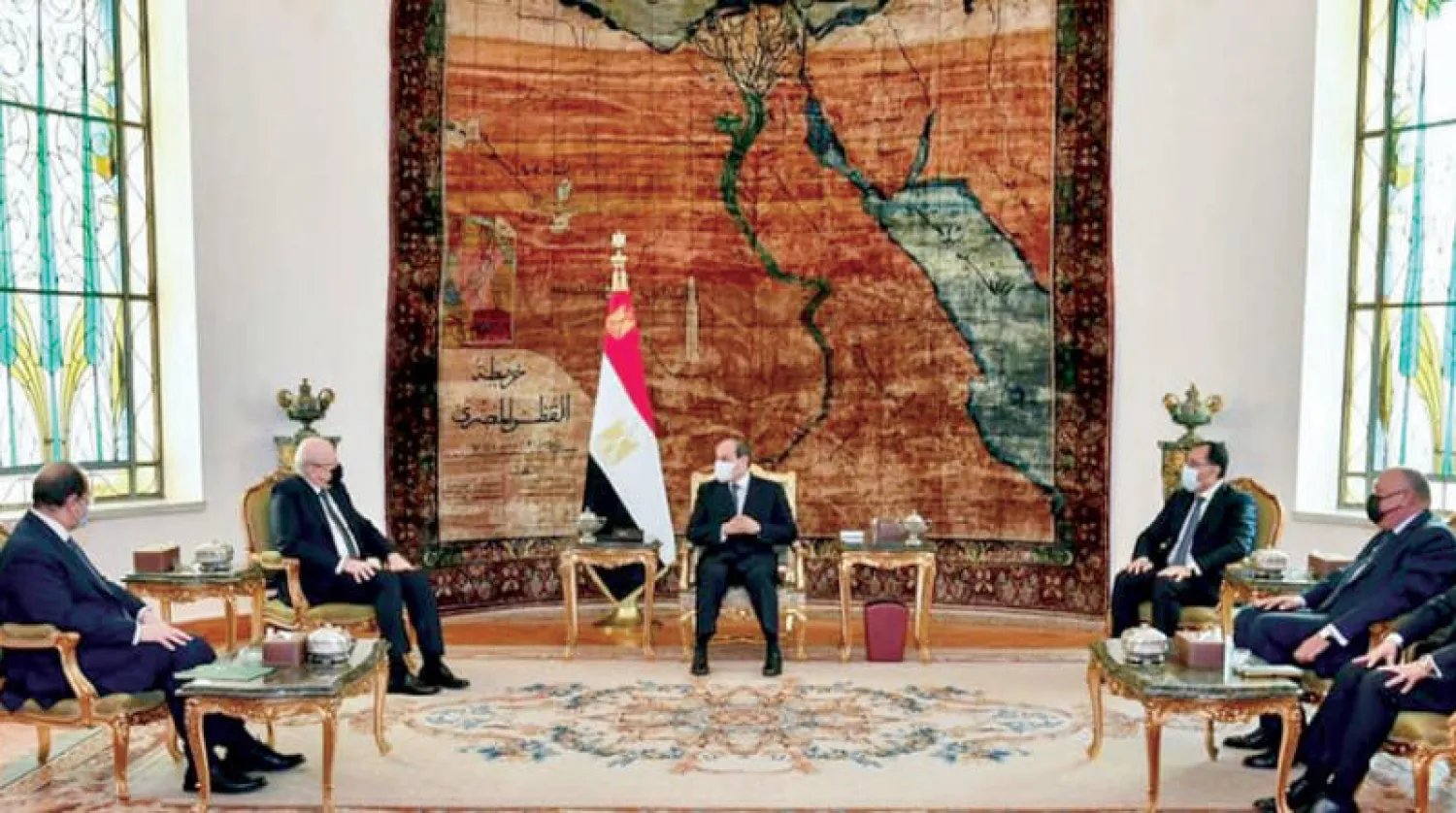 الرئيس المصري مستقبلاً رئيس الوزراء اللبناني أمس (الشرق الأوسط)