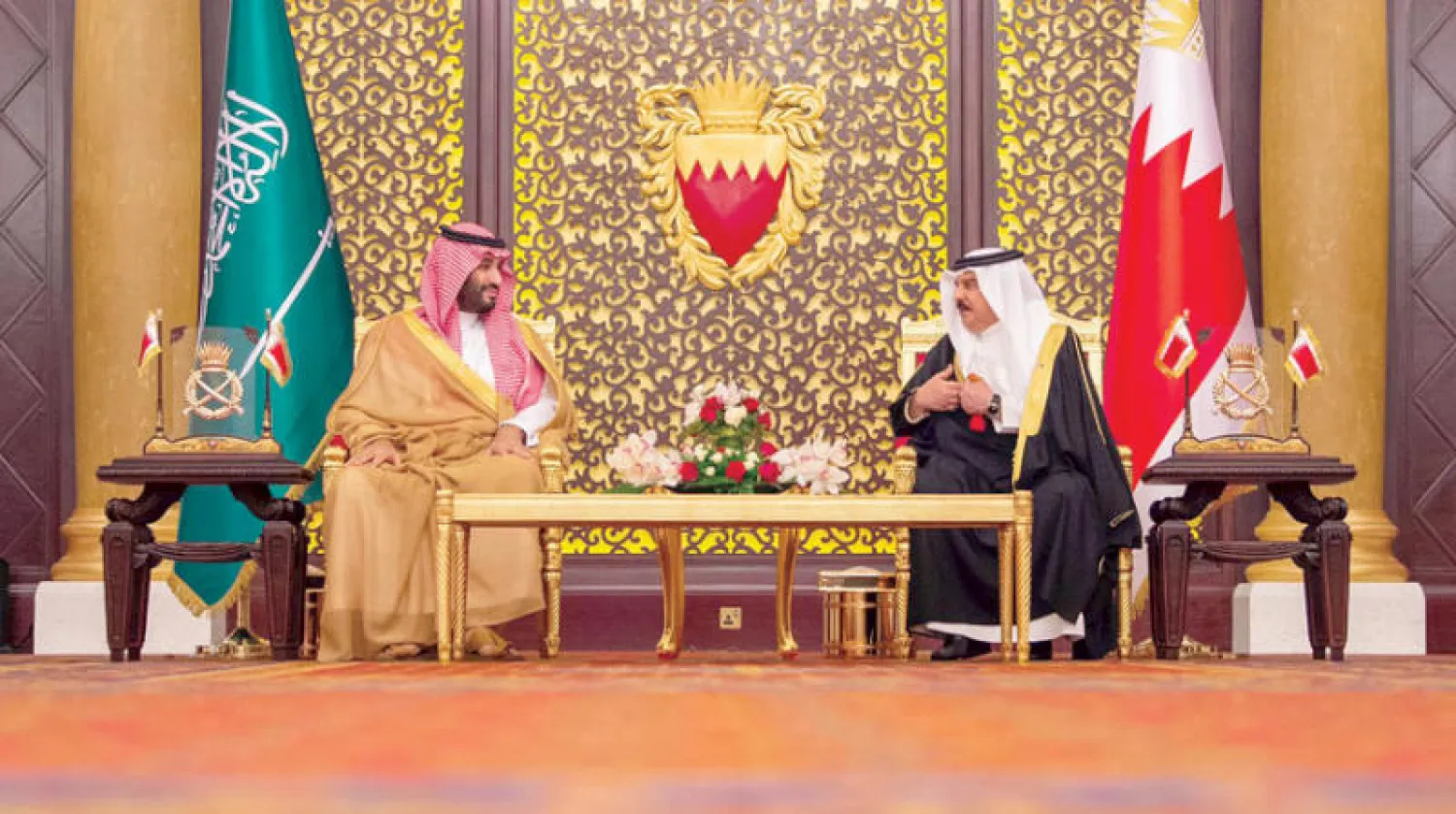 الملك حمد بن عيسى والأمير محمد بن سلمان خلال جلسة المباحثات التي عقدت في قصر الصخير أمس (واس)