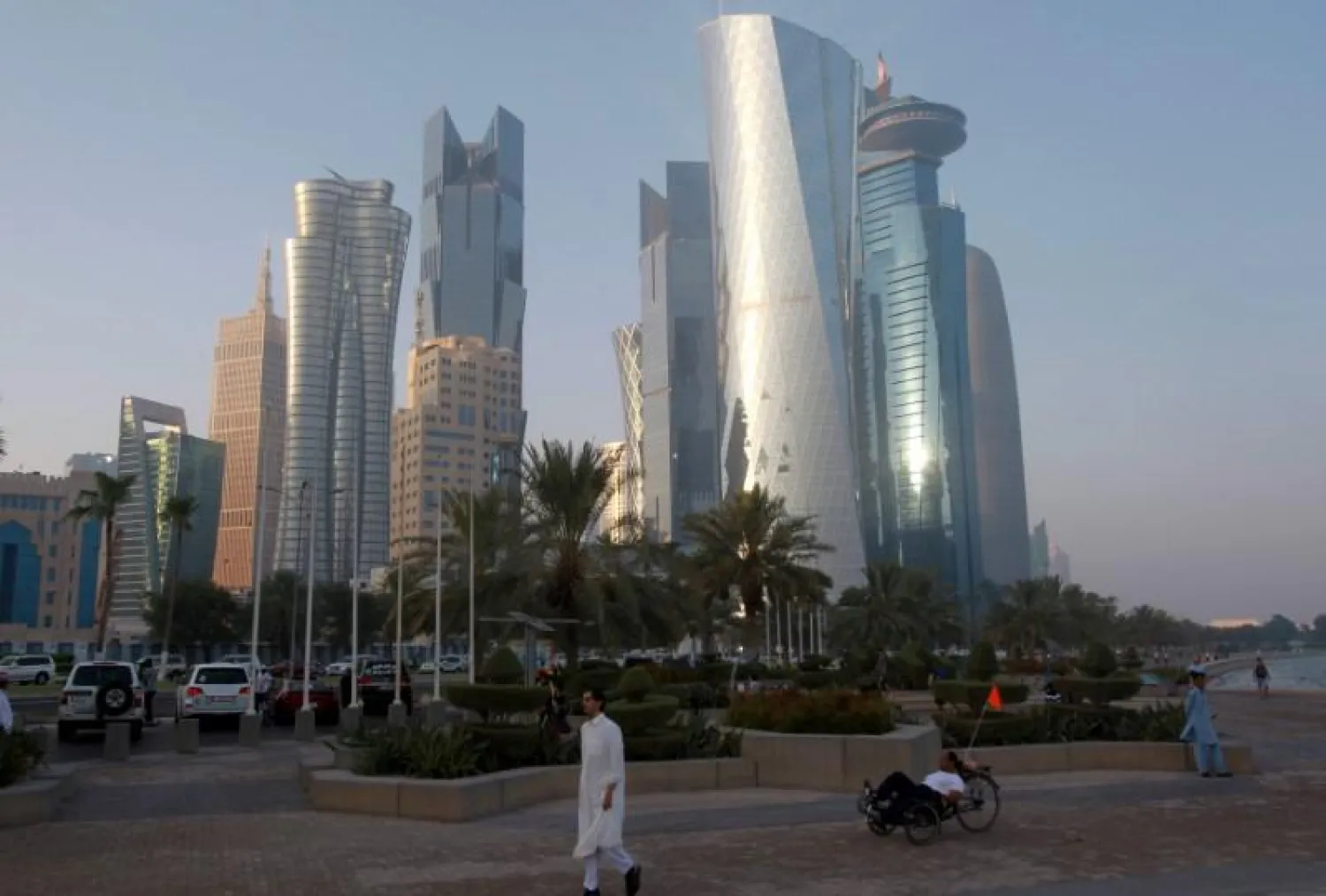  FILE PHOTO: A man walks on the corniche in Doha, Qatar, June 15, 2017. REUTERS/Naseem Zeitoon/File Photo
