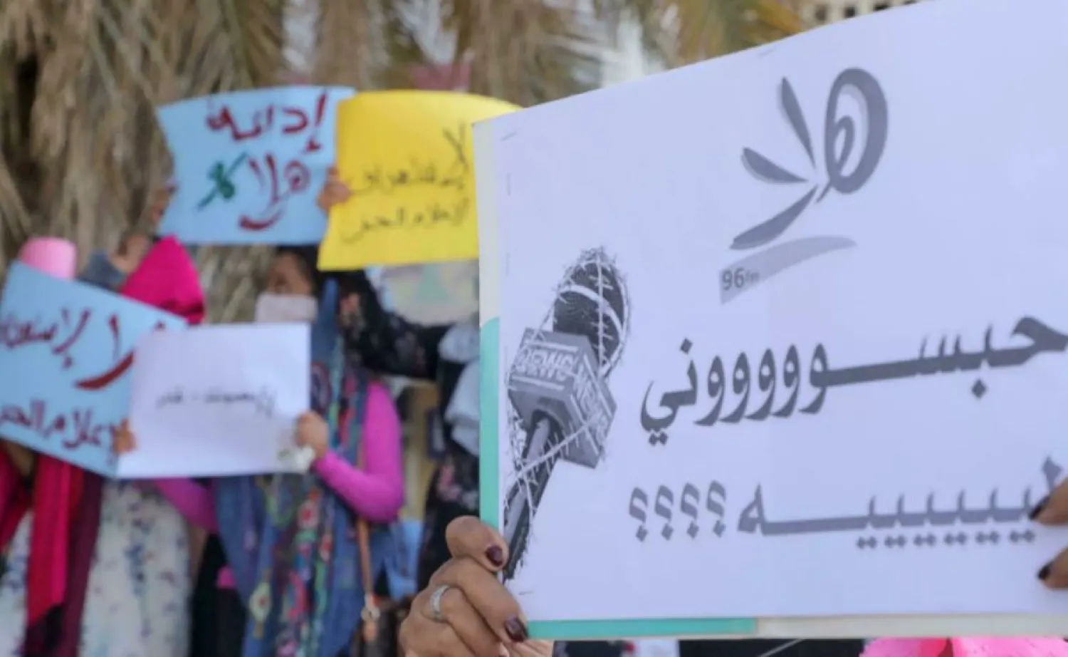 Sudanese journalists rally in front of "Hala 96" radio station's headquarters in the capital Khartoum Mujahed Sharaf AL-DEEN SATI AFP
