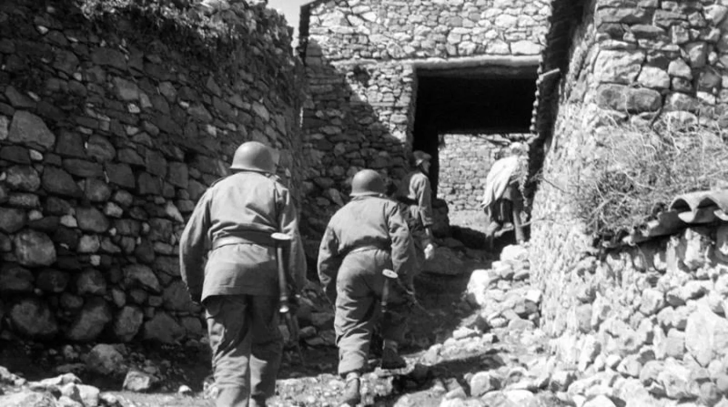 صورة أرشيفية لجنود فرنسيين داخل بلدة سلوم إبان حرب التحرير الجزائرية (أ.ف.ب)