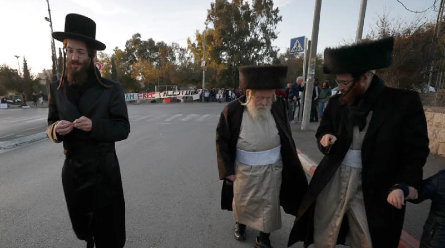 متدينون يهود يشاركون في مظاهرة أمس للاحتجاج على طرد فلسطينيين من منازلهم بضاحية الشيخ جراح بالقدس الشرقية (إ.ب.أ)