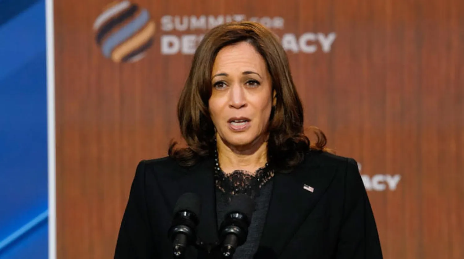 كامالا هاريس نائبة الرئيس بايدن قالت في كلمتها في القمة إن الديمقراطية في سبيلها إلى «الإنهيار» (إ.ب.أ)