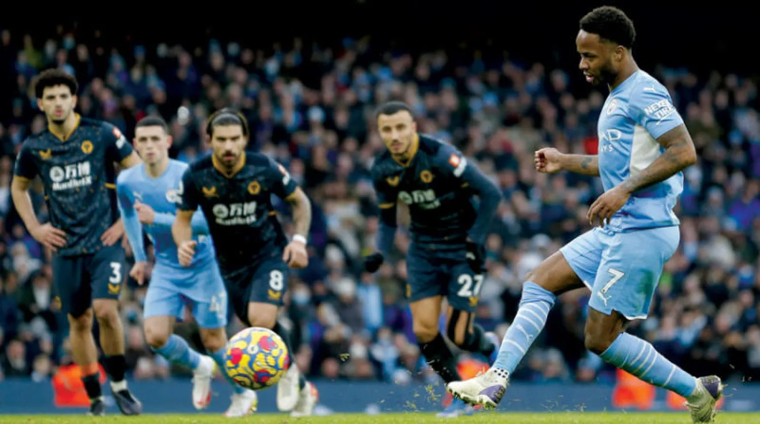 سترلينغ وهدفه الـ100 في الدوري الإنجليزي من ركلة جزاء (إ.ب.أ)