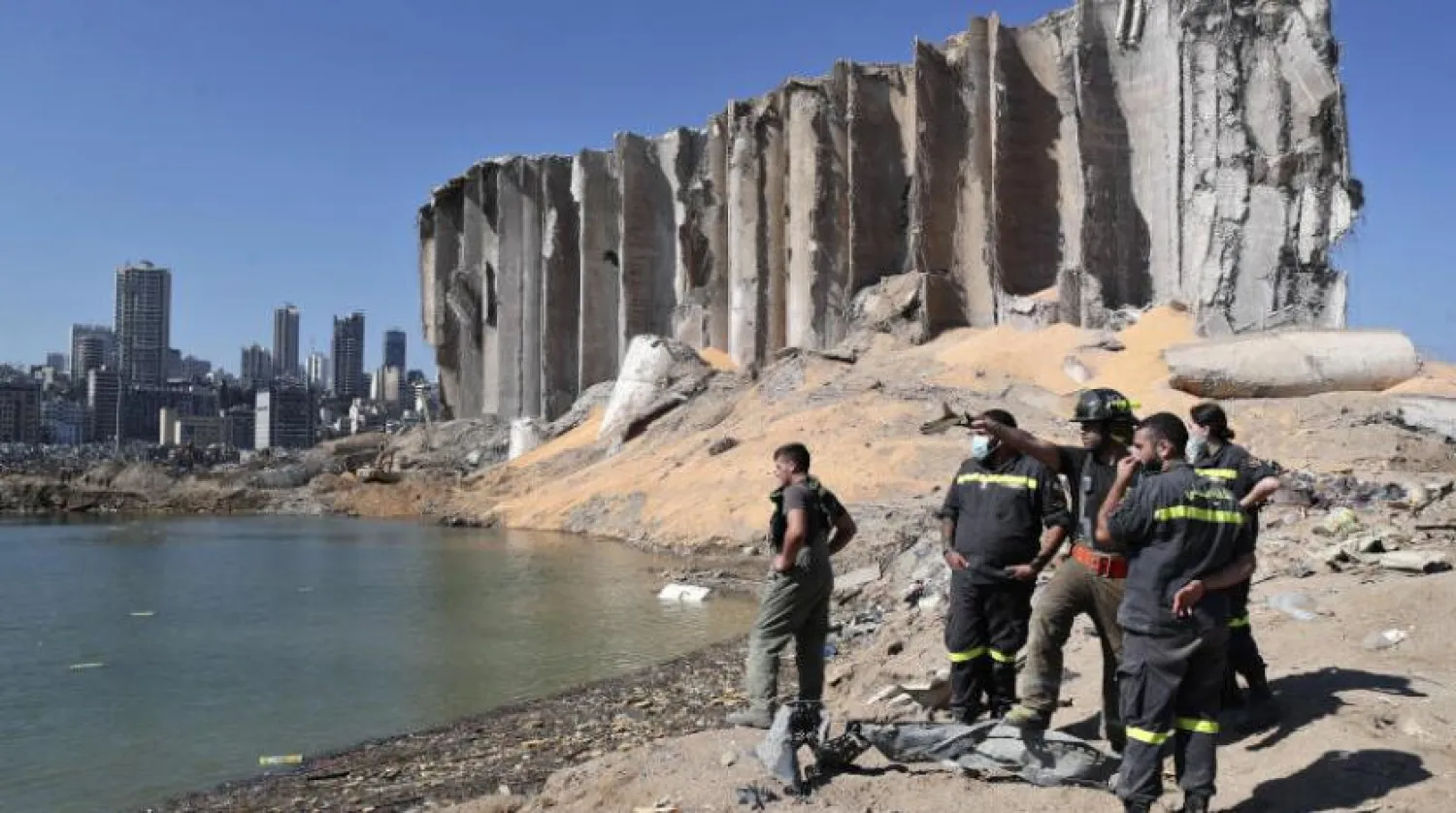 Beyrut Limanı’ndaki patlamanın olduğu yeri arayan bir kurtarma ekibi (AP)