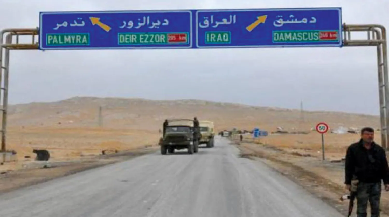 جندي سوري وآليتان عسكريتان قرب تدمر وسط البلاد (الشرق الأوسط)