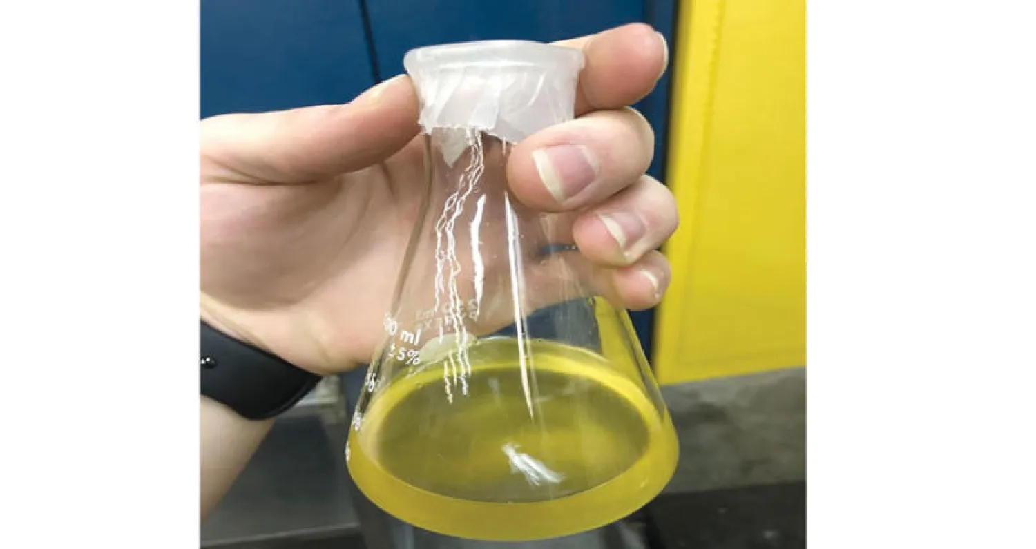 زيت التحلل الحراري المنتج  من أكياس البقالة (الفريق البحثي)