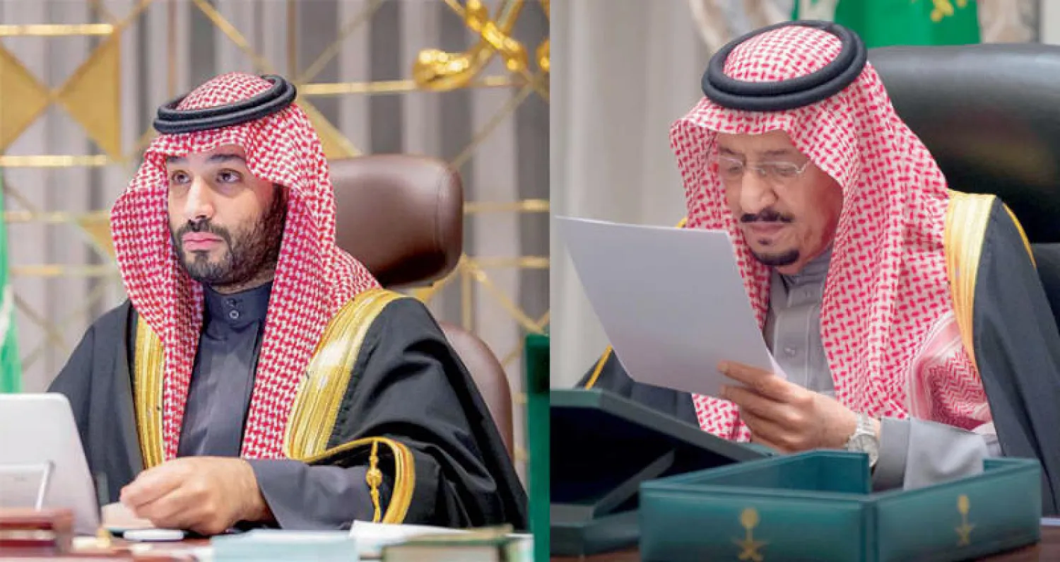 خادم الحرمين الشريفين الملك سلمان بن عبد العزيز  خلال جلسة إقرار الميزانية السعودية وولي العهد السعودي الأمير محمد بن سلمان خلال جلسة مجلس الوزراء أمس لإقرار ميزانية الدولة للعام الجديد (الشرق الأوسط)