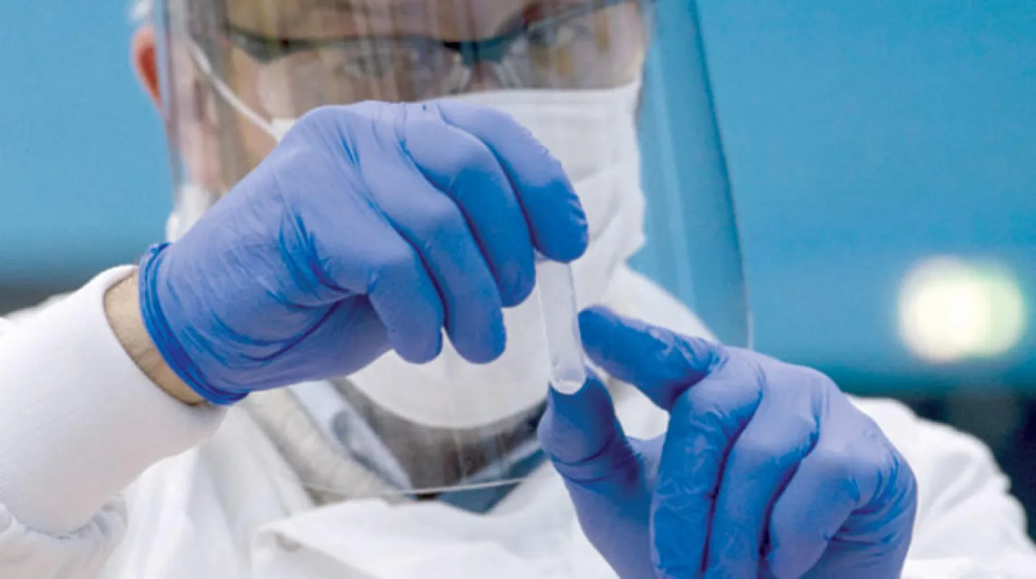 بريطانيا تتوقع أن يصبح «أوميكرون» مهيمناً في ديسمبر الحالي (أ.ف.ب)